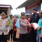 Kapolda Aceh Salurkan Puluhan Paket Bansos untuk Korban Banjir di Aceh Timur