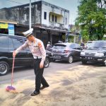 Satlantas Polres Aceh Barat Bersihkan Tumpahan Minyak Di Jalan, Guna Antisipasi Kecelakaan