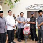 PJ Bupati Aceh Besar Serahkan Bantuan Alsintan Dari Mentan Kepada Petani