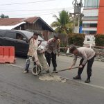 Minimalisir Laka Lantas, Kapolsek Mutiara Tambal Jalan Berlubang