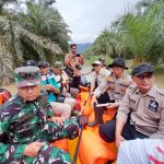 Tinjau Lokasi Banjir, Pemerintah Kabupaten Serahkan Bantuan