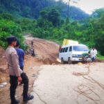 Personil Polsek Sungaimas Bantu Pengendara di Jalan Amblas Desa Tungkop