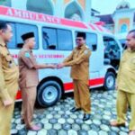 Pj Bupati Aceh Utara Serahkan 3 Unit Ambulans dan 10 Unit Motor Angkut Sampah Bantuan Bank Aceh Syariah
