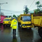 Sat Lantas Polres Aceh Barat Berikan Pengaturan Lalu Lintas Antisipasi Laka Lantas Saat Hujan