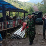 Prajurit TNI-AD Bersama Masyarakat Kebut Pemasangan Pipa Air Bersih