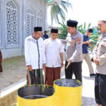 Gotong Royong Kapolres Subulussalam Bersama Masyarakat dan Penyaluran Bantuan Tong Sampah Ke Masjid