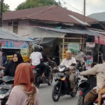 Personel Polsek Kembang Tanjung Lakukan Pengamanan Pasar Tumpah