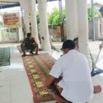 TNI bersama Warga, Gotong Royong Bersihkan Mesjid di Kota Meulaboh