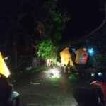 Tiang listrik tumbang ke jalan menelan korban dua orang meninggal dunia