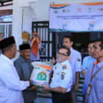 Bakri Siddiq dan Bulog Aceh Serahkan Bantuan Beras kepada Warga Gampong Sukadamai