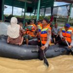 Polisi Evakuasi Warga Terdampak Bajir Menggunakan Perahu Karet di Aceh Barat