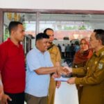 Pj Walikota Amiruddin Menyerahkan Bantuan Uang Tunai untuk Korban Kebakaran Gampong Lung Bata