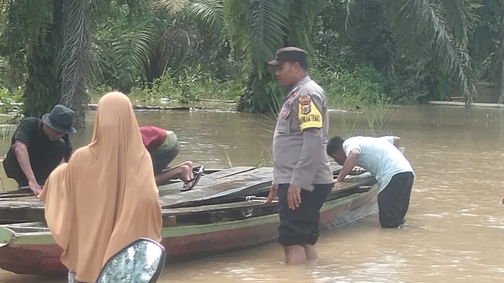 Deteksi Banjir, Polsek Rundeng Pantau Perkembangan Debit Air Sungai Lae Souraya