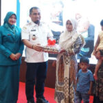 Pj Bupati Aceh Besar Serahkan Bantuan Anak Penderita Stunting dari Mesjid Raya